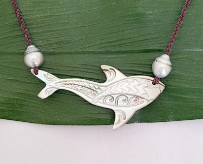 hand-carved-tahitian-shark-pendant-and-pearl-necklace